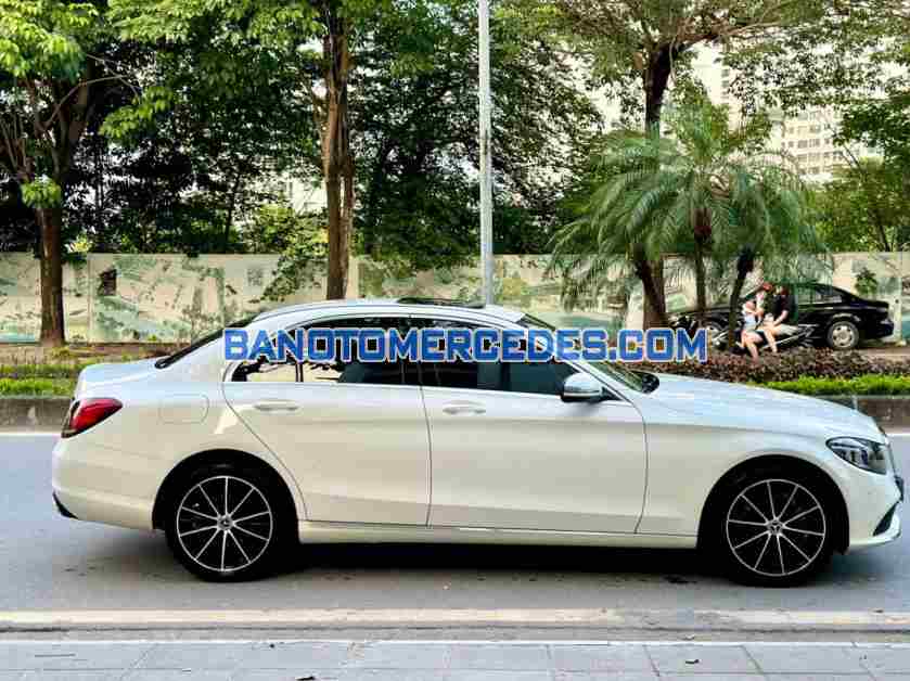 Cần bán gấp Mercedes Benz C class C200 Exclusive đời 2019, màu Trắng