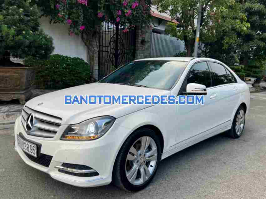 Cần bán gấp Mercedes Benz C class C250 đời 2013, màu Trắng