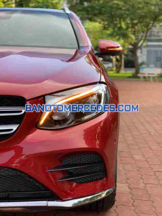 Cần bán xe Mercedes Benz GLC 300 4Matic năm 2017 màu Đỏ cực đẹp