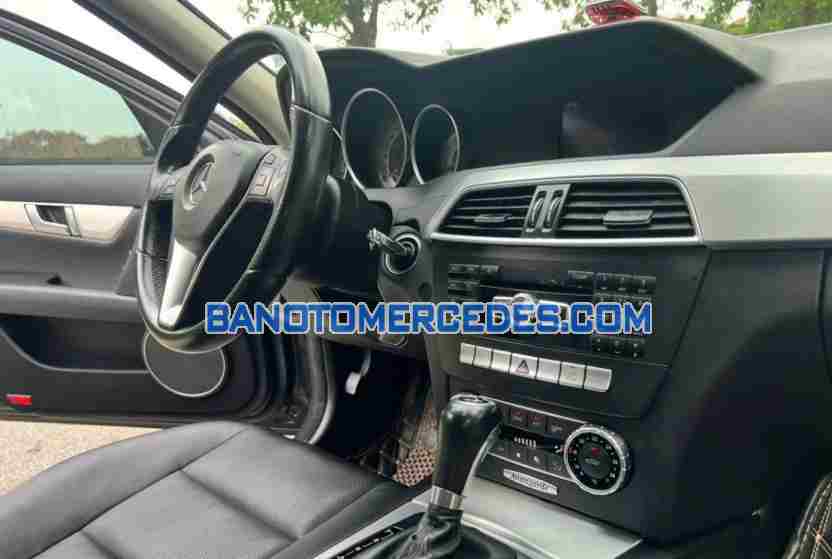 Cần bán gấp Mercedes Benz C class C200 năm 2011 giá cực tốt