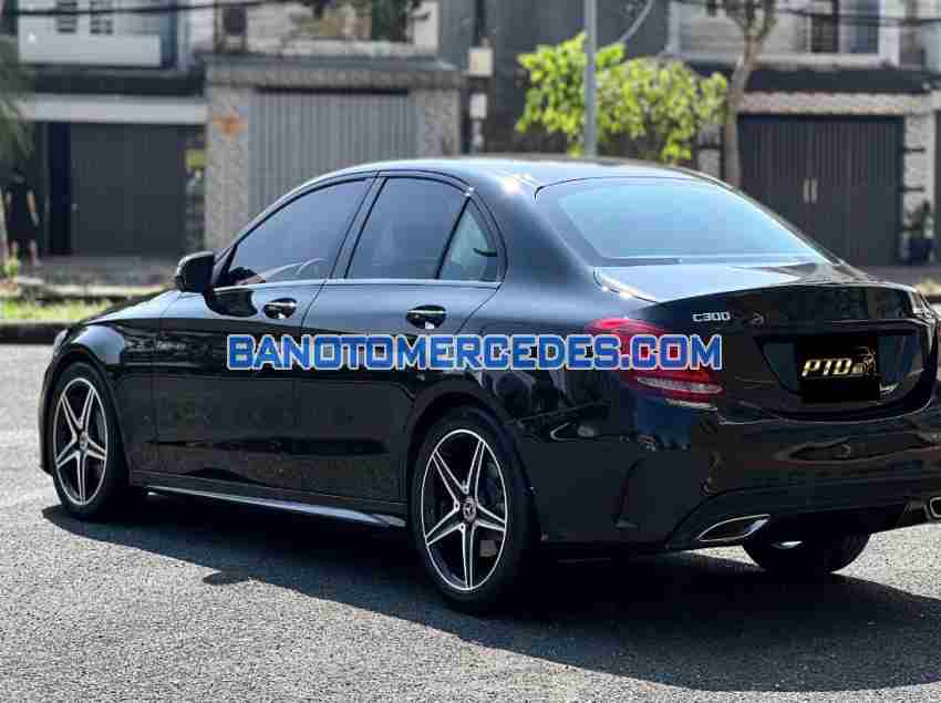 Cần bán xe Mercedes Benz C class C300 AMG màu Đen 2017