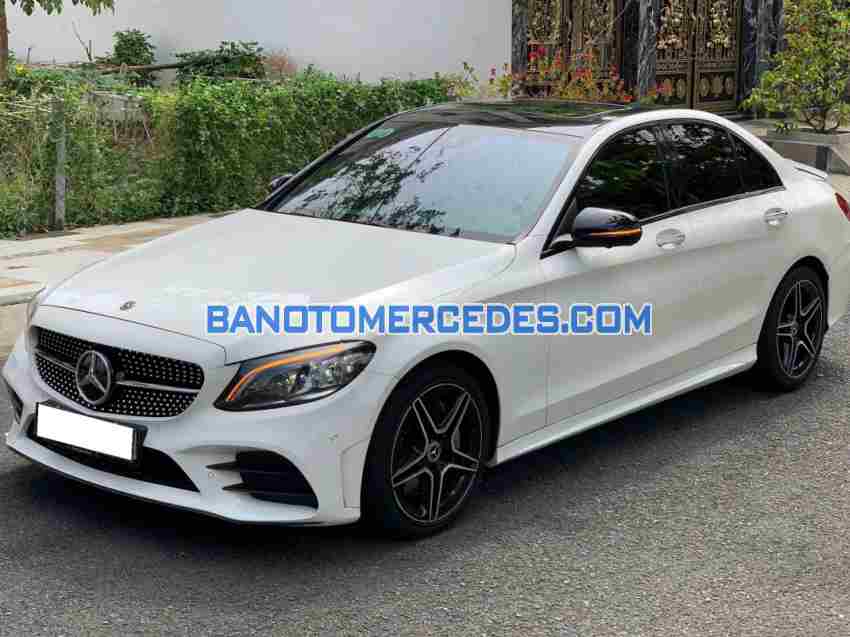 Cần bán gấp Mercedes Benz C class C300 AMG đời 2019, màu Trắng