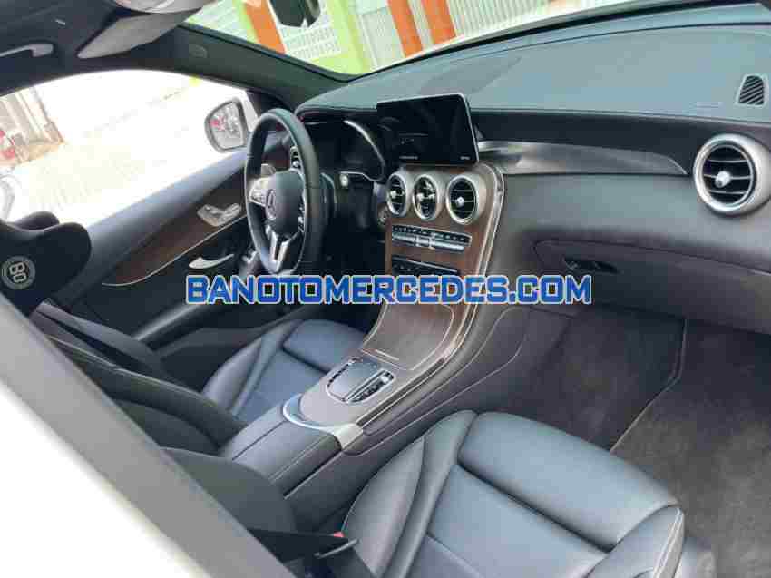 Cần bán xe Mercedes Benz GLC 200 4Matic màu Trắng 2022