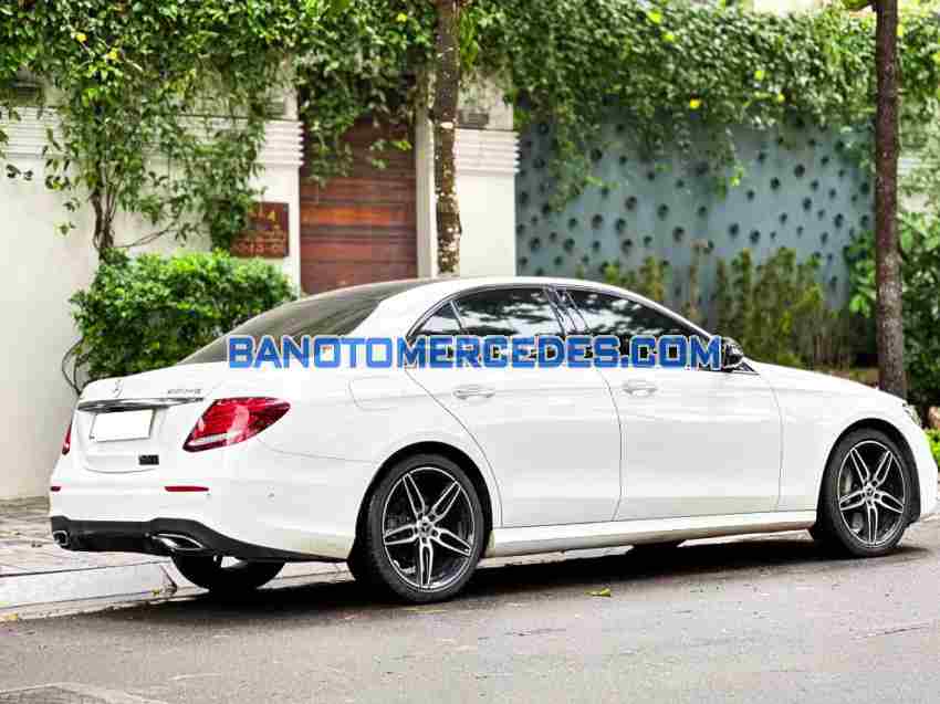 Cần bán gấp Mercedes Benz E class E300 AMG đời 2020, màu Trắng