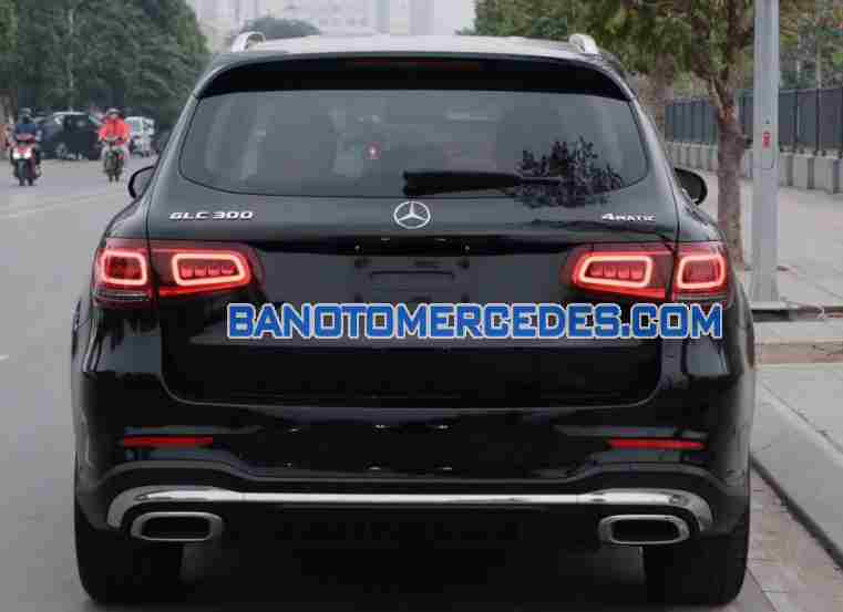 Cần bán gấp xe Mercedes Benz GLC 300 4Matic năm 2021, màu Đen, Số tự động