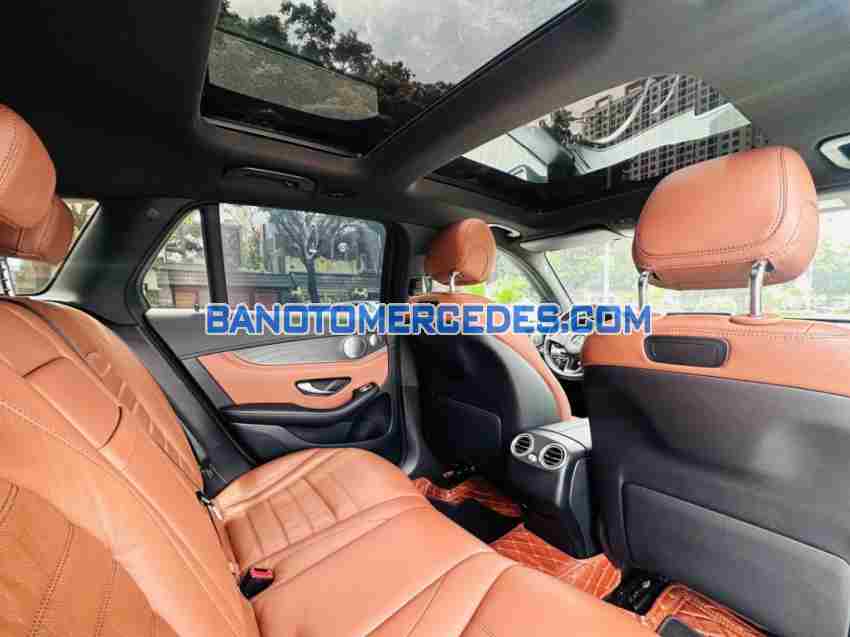 Cần bán xe Mercedes Benz GLC 300 4Matic màu Trắng 2018