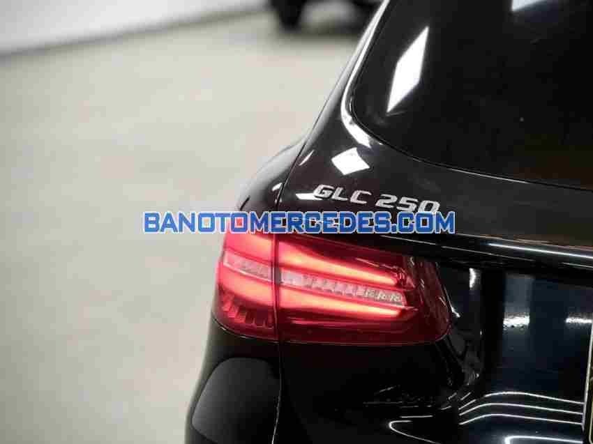 Cần bán gấp Mercedes Benz GLC 250 4Matic đời 2018, màu Đen