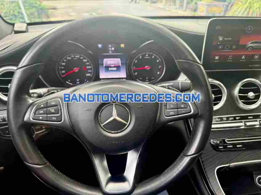 Cần bán gấp Mercedes Benz GLC 300 4Matic đời 2017, màu Đen