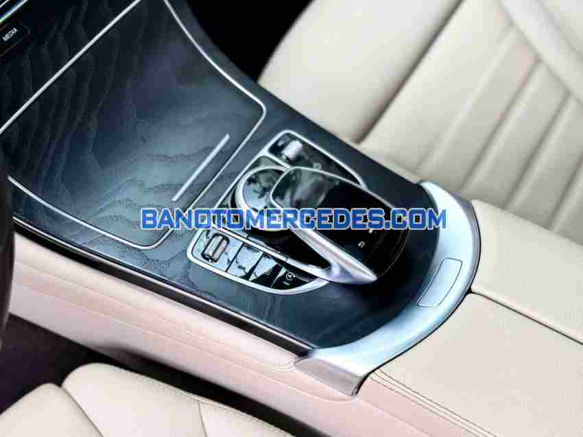Cần bán gấp Mercedes Benz GLC 300 4Matic năm 2019 giá cực tốt