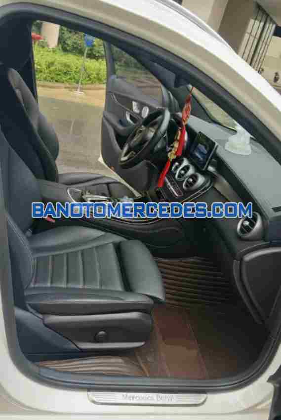 Cần bán Mercedes Benz GLC 300 4Matic Máy xăng 2017 màu Trắng