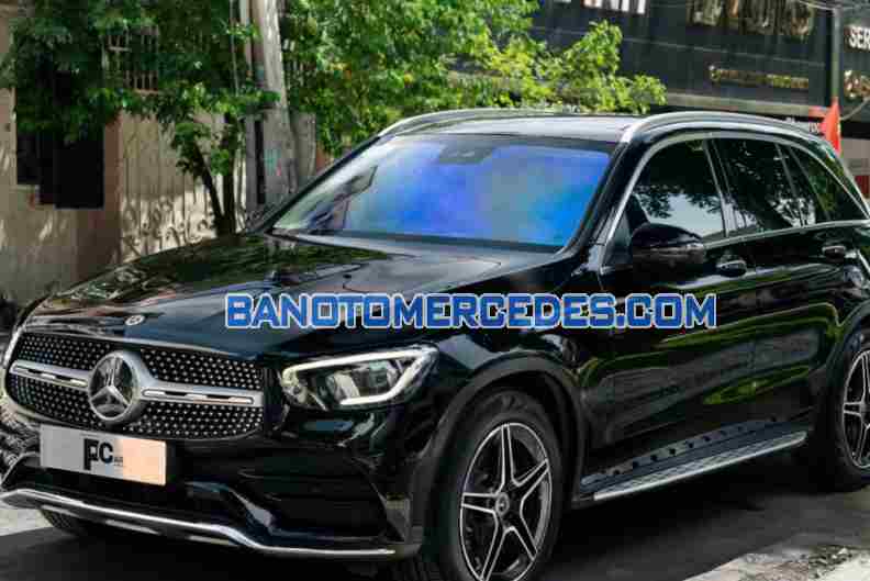 Cần bán gấp Mercedes Benz GLC 300 4Matic đời 2021, màu Đen