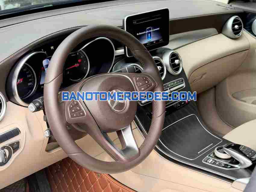 Cần bán gấp Mercedes Benz GLC 300 4Matic đời 2018, màu Đen