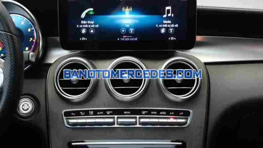 Cần bán gấp Mercedes Benz GLC 300 4Matic đời 2020, màu Trắng