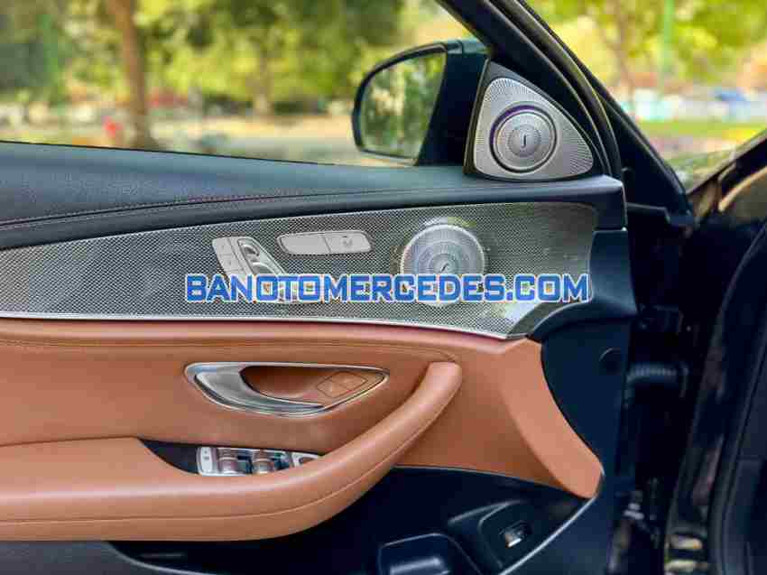 Cần bán xe Mercedes Benz E class E300 AMG màu Đen 2019