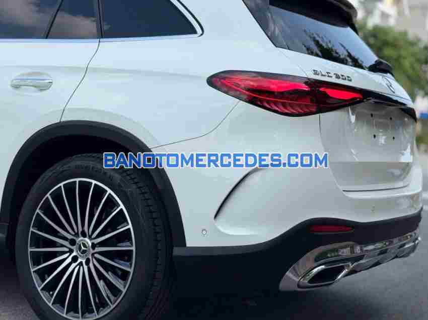 Cần bán gấp Mercedes Benz GLC 300 4Matic đời 2024, màu Trắng
