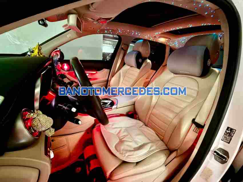 Cần bán gấp Mercedes Benz GLC 300 4Matic đời 2019, màu Trắng