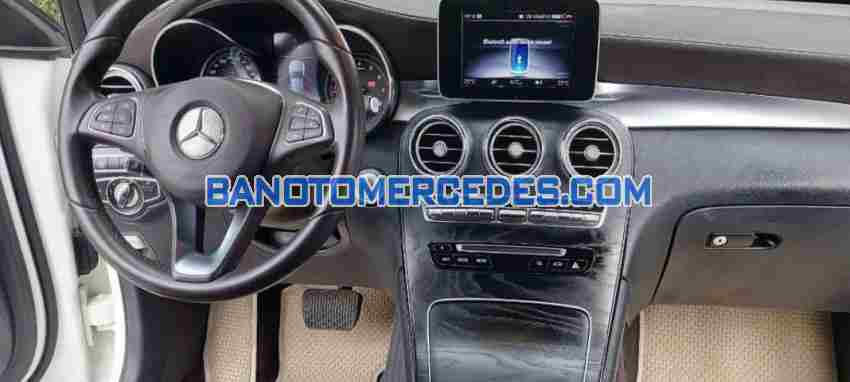 Cần bán xe Mercedes Benz GLC 300 4Matic màu Trắng 2018